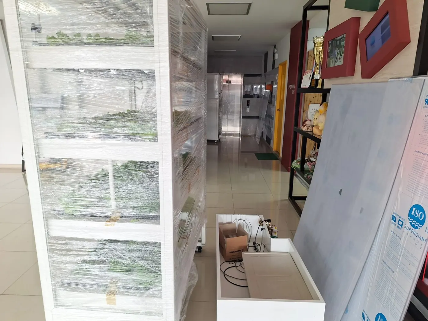경북 안동 가톨릭상지대학교 복도에 설치된 교육용 스마트팜 재배 선반